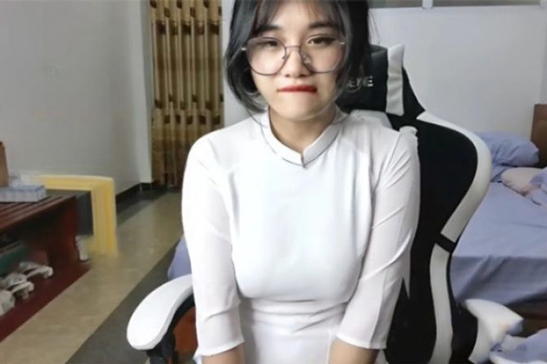 Anna Gấu Nữ Sinh Áo Dài