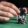 Làm sao để nhận biết đối thủ đang Bluff (lừa bài) trong Poker? 5 dấu hiệu nhận biết.
