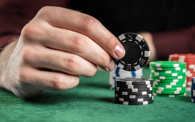 Làm sao để nhận biết đối thủ đang Bluff (lừa bài) trong Poker? 5 dấu hiệu nhận biết.
